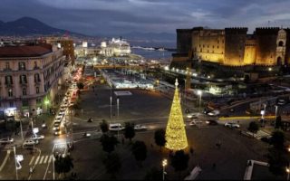 "Illuminiamo Napoli", l'albero di Natale illuminato davanti il Maschio Angioino