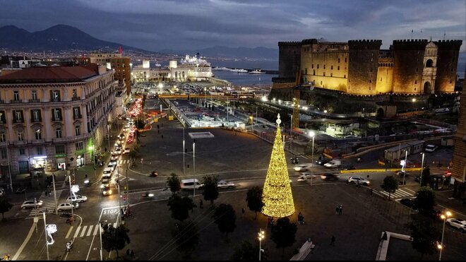 "Illuminiamo Napoli", l'albero di Natale illuminato davanti il Maschio Angioino